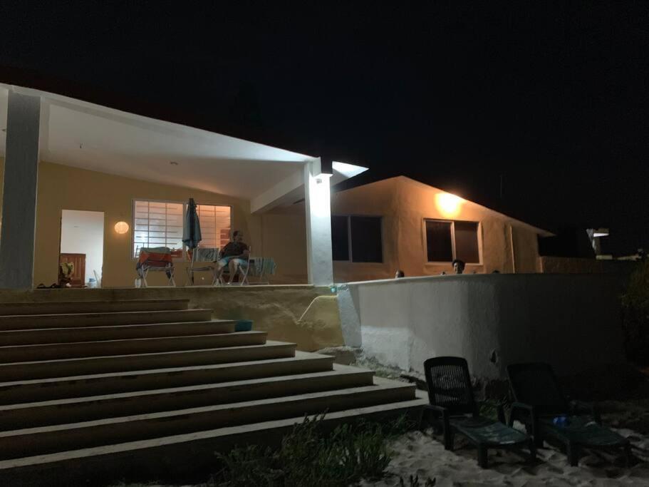 La Casa Amarilla Frente Al Mar Villa Chelem Bagian luar foto