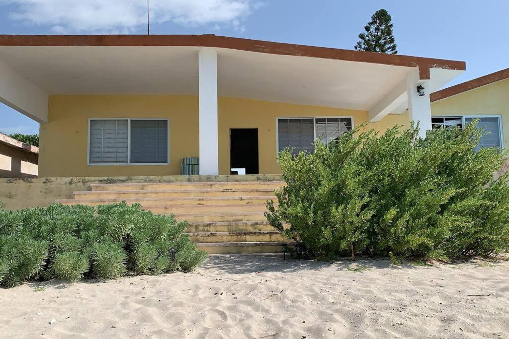 La Casa Amarilla Frente Al Mar Villa Chelem Bagian luar foto