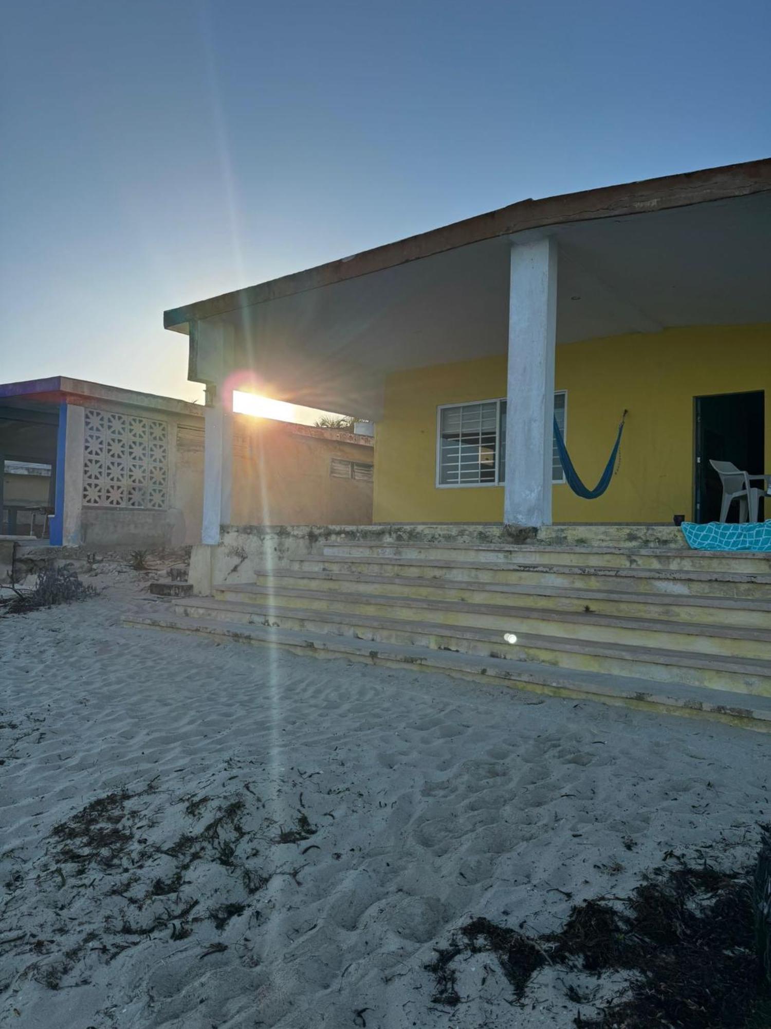 La Casa Amarilla Frente Al Mar Villa Chelem Bagian luar foto